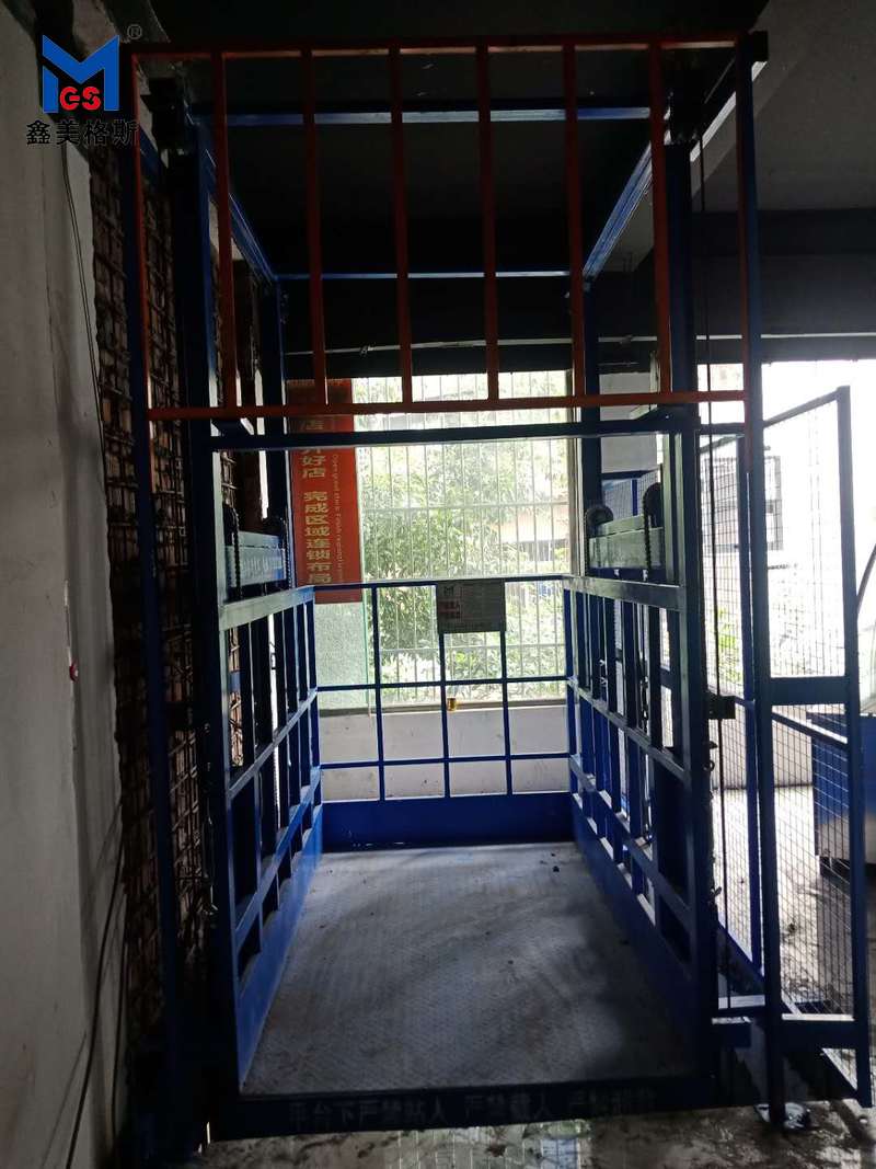 資陽市金洋廣場(chǎng)生活超市在我司訂購1臺(tái)升降平臺(tái)