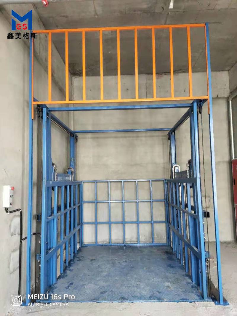 四川資中縣國際商貿(mào)城35棟客戶定制1臺導(dǎo)軌式升降機(jī)